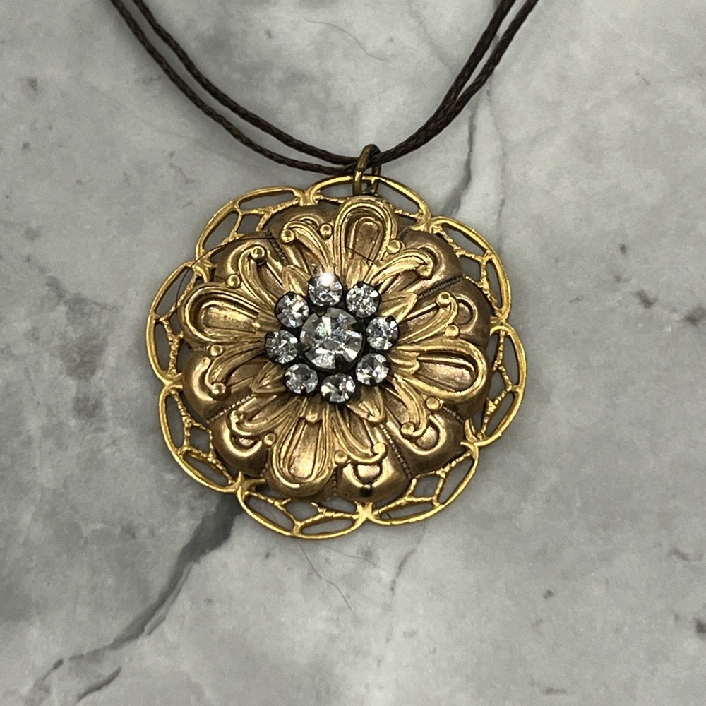 Papyrus Boutique: toggle charm necklace
